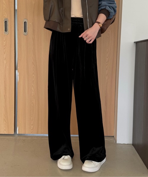 Maison Calme(メゾンカルム)の「シャイニーベロアリラックスワイドパンツ ウエストゴム ボトムス 美シルエット(その他パンツ・レディース・ブラウン/ネイビー/ブラック・M/L)」の19枚目の写真