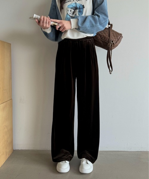 Maison Calme(メゾンカルム)の「シャイニーベロアリラックスワイドパンツ ウエストゴム ボトムス 美シルエット(その他パンツ・レディース・ブラウン/ネイビー/ブラック・M/L)」の8枚目の写真