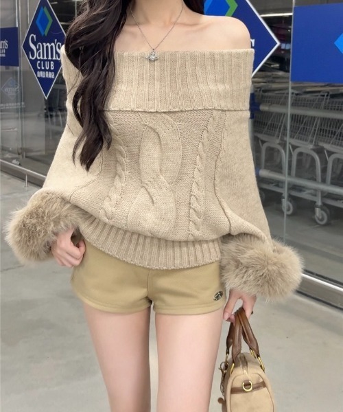 セール】【秋冬新作】袖口ファー付きオフタートル2WAYケーブルニット