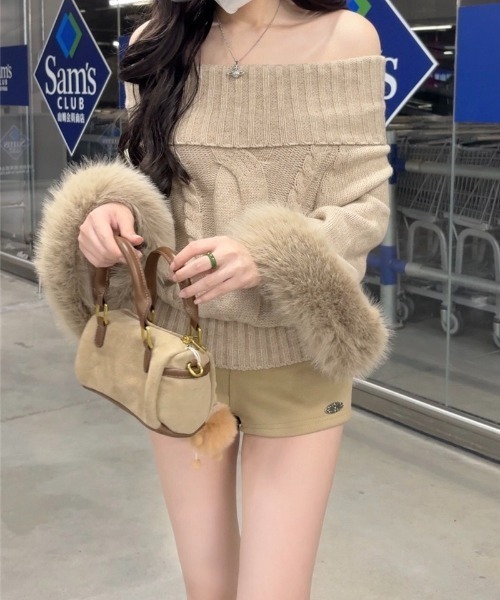 セール】【秋冬新作】袖口ファー付きオフタートル2WAYケーブルニット