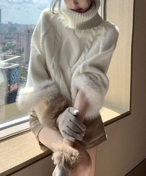 セール】【秋冬新作】袖口ファー付きオフタートル2WAYケーブルニット