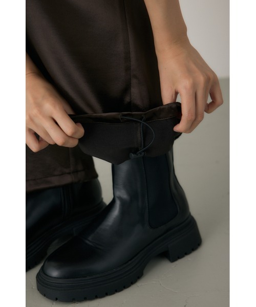 crie conforto（クリーコンフォルト）の「フローワークパンツ　サテン / 2WAY（カーゴパンツ・レディース・ブラウン/ネイビー・MEDIUM/SMALL）」の17枚目の写真