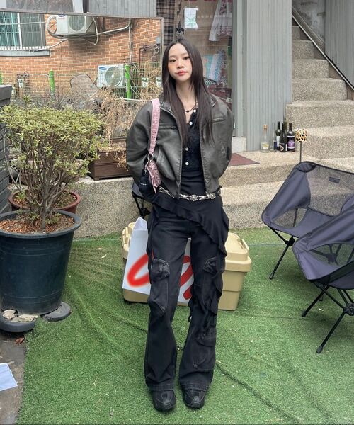 PLACE STUDIO（プレイススタジオ）の「サイドシェアリングフリルノースリーブレイヤードスリムフィットロングスリーブレス [ブラック]（Tシャツ/カットソー・レディース・ブラック・FREE）」の4枚目の写真