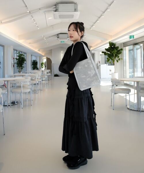 PLACE STUDIO（プレイススタジオ）の「サイドシェアリングフリルノースリーブレイヤードスリムフィットロングスリーブレス [ブラック]（Tシャツ/カットソー・レディース・ブラック・FREE）」の3枚目の写真