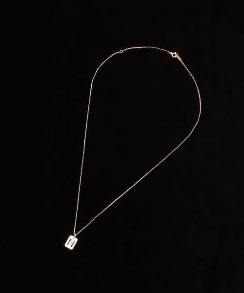 NOLLEY’S（ノーリーズ）の「【grace grace/グラスグラス】10KイニシャルプレートNL-N（ネックレス・レディース・ゴールド・FREE）」の2枚目の写真
