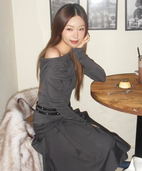KIMZISU(キムジス)の「Cowl Neck Soft Slim Hoodie _ CHARCOAL(パーカー・レディース・その他・OS)」の5枚目の写真