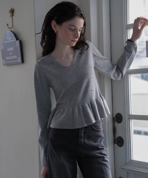 DEHEVE（デヘヴェ）の「V-neck Flare Shirring Knit [Gray]（ニット/セーター・レディース・アッシュグレー・FREE）」の2枚目の写真