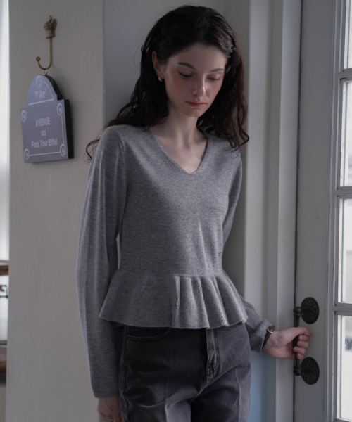 DEHEVE（デヘヴェ）の「V-neck Flare Shirring Knit [Gray]（ニット/セーター・レディース・アッシュグレー・FREE）」の3枚目の写真