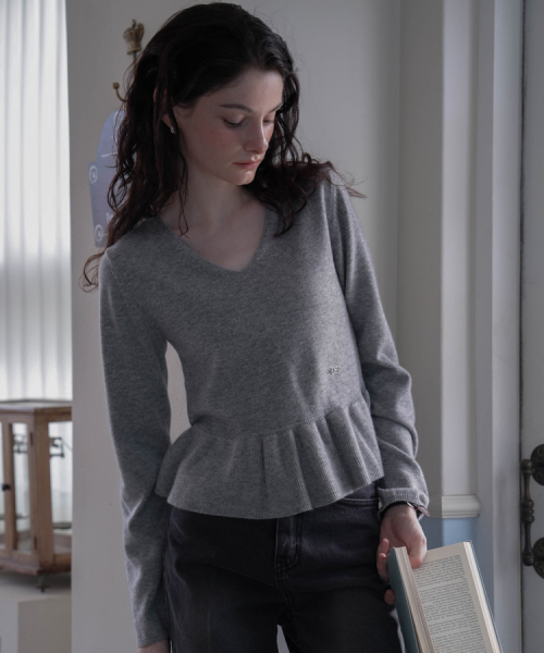 DEHEVE（デヘヴェ）の「V-neck Flare Shirring Knit [Gray]（ニット/セーター・レディース・アッシュグレー・FREE）」の4枚目の写真