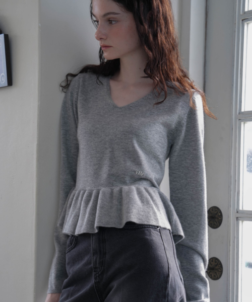 DEHEVE（デヘヴェ）の「V-neck Flare Shirring Knit [Gray]（ニット/セーター・レディース・アッシュグレー・FREE）」の5枚目の写真