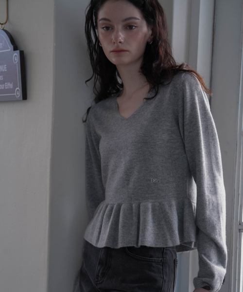 DEHEVE（デヘヴェ）の「V-neck Flare Shirring Knit [Gray]（ニット/セーター・レディース・アッシュグレー・FREE）」の6枚目の写真