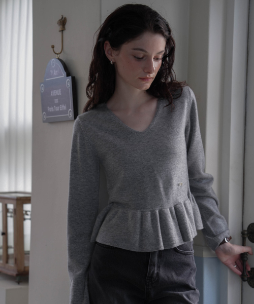 DEHEVE（デヘヴェ）の「V-neck Flare Shirring Knit [Gray]（ニット/セーター・レディース・アッシュグレー・FREE）」の7枚目の写真
