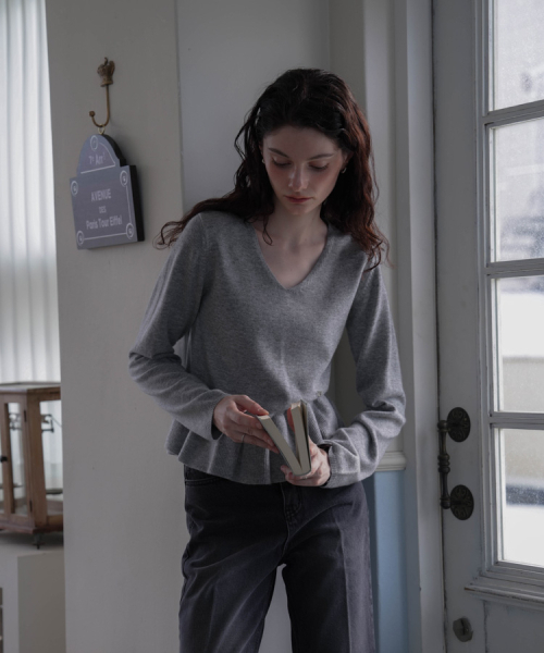 DEHEVE（デヘヴェ）の「V-neck Flare Shirring Knit [Gray]（ニット/セーター・レディース・アッシュグレー・FREE）」の8枚目の写真