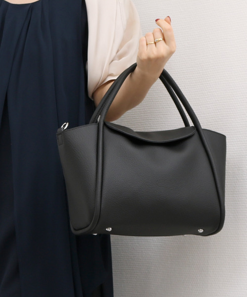 cache cache(カシュ カシュ)の「カシュカシュ cachecache / 通しハンドル2wayフラップトート(トートバッグ・レディース・ベージュ/アイボリー/ブラック・FREE)」の2枚目の写真