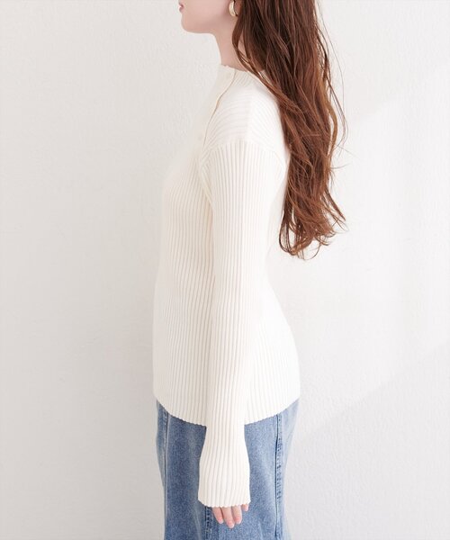 natural couture(ナチュラルクチュール)の「斜めボタンプチハイリブニット(ニット/セーター・レディース・ブラウン/グレイッシュベージュ/サックスブルー/ブラック/オフホワイト・FREE)」の20枚目の写真