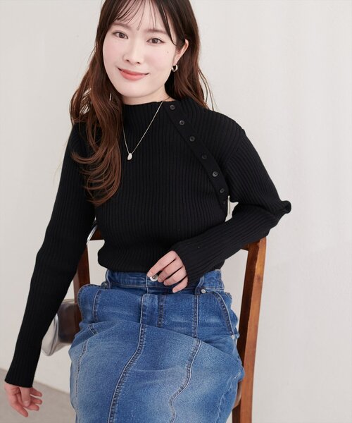 natural couture(ナチュラルクチュール)の「斜めボタンプチハイリブニット(ニット/セーター・レディース・ブラウン/グレイッシュベージュ/サックスブルー/ブラック/オフホワイト・FREE)」の13枚目の写真