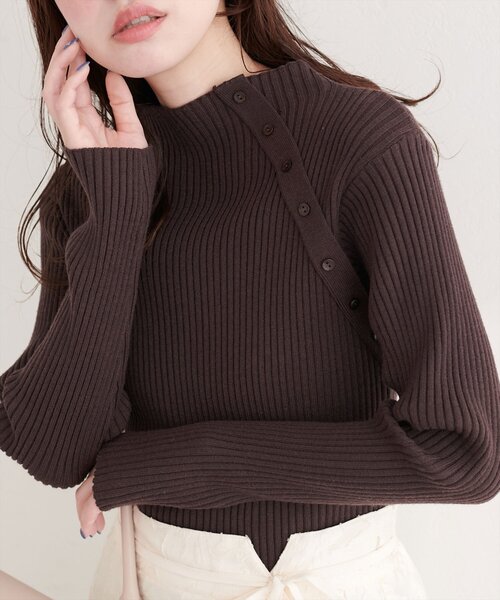 natural couture(ナチュラルクチュール)の「斜めボタンプチハイリブニット(ニット/セーター・レディース・ブラウン/グレイッシュベージュ/サックスブルー/ブラック/オフホワイト・FREE)」の7枚目の写真