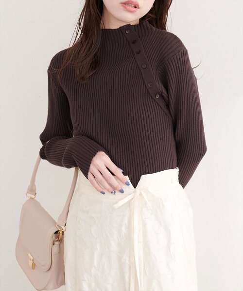 natural couture(ナチュラルクチュール)の「斜めボタンプチハイリブニット(ニット/セーター・レディース・ブラウン/グレイッシュベージュ/サックスブルー/ブラック/オフホワイト・FREE)」の6枚目の写真