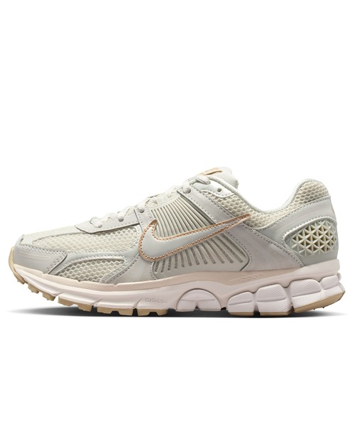 NIKE(ナイキ)の「NIKE W ZOOM VOMERO 5 IB8929-003(スニーカー・レディース・ベージュ・23.5cm/24cm/24.5cm/25cm/23cm)」の1枚目の写真