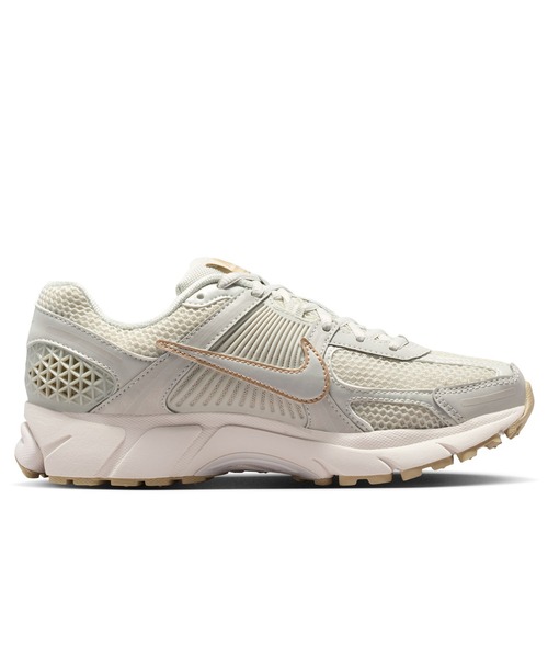 NIKE(ナイキ)の「NIKE W ZOOM VOMERO 5 IB8929-003(スニーカー・レディース・ベージュ・23.5cm/24cm/24.5cm/25cm/23cm)」の2枚目の写真