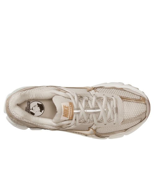 NIKE(ナイキ)の「NIKE W ZOOM VOMERO 5 IB8929-003(スニーカー・レディース・ベージュ・23.5cm/24cm/24.5cm/25cm/23cm)」の3枚目の写真