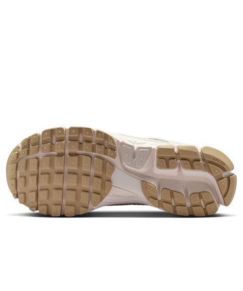 NIKE(ナイキ)の「NIKE W ZOOM VOMERO 5 IB8929-003(スニーカー・レディース・ベージュ・23.5cm/24cm/24.5cm/25cm/23cm)」の4枚目の写真
