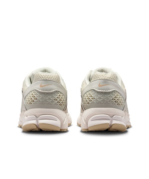 NIKE(ナイキ)の「NIKE W ZOOM VOMERO 5 IB8929-003(スニーカー・レディース・ベージュ・23.5cm/24cm/24.5cm/25cm/23cm)」の5枚目の写真