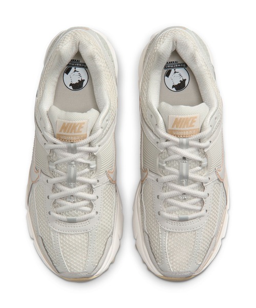 NIKE(ナイキ)の「NIKE W ZOOM VOMERO 5 IB8929-003(スニーカー・レディース・ベージュ・23.5cm/24cm/24.5cm/25cm/23cm)」の7枚目の写真