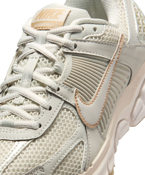 NIKE(ナイキ)の「NIKE W ZOOM VOMERO 5 IB8929-003(スニーカー・レディース・ベージュ・23.5cm/24cm/24.5cm/25cm/23cm)」の8枚目の写真