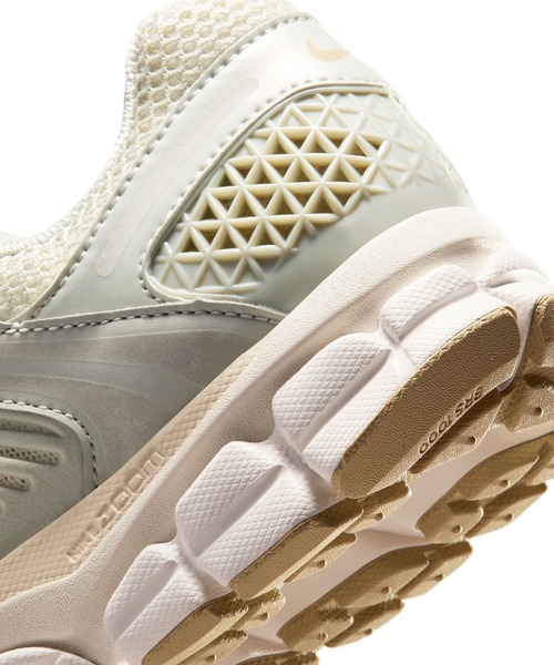 NIKE(ナイキ)の「NIKE W ZOOM VOMERO 5 IB8929-003(スニーカー・レディース・ベージュ・23.5cm/24cm/24.5cm/25cm/23cm)」の9枚目の写真