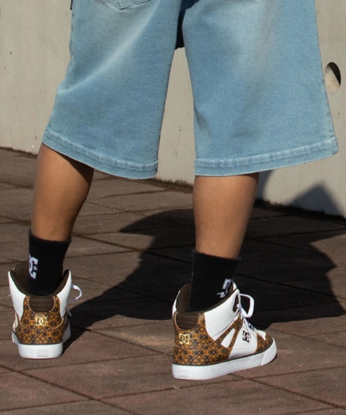 DC SHOES(ディーシーシューズ)の「DC SHOES メンズ PURE HIGH-TOP SE SN フットウェア スニーカー 【2026年春夏モデル】/DCハイカットロゴスニーカー(スニーカー・メンズ・ホワイト系その他/ホワイト×ゴールド・23cm/23.5cm/24cm/24.5cm/25cm/25.5cm/26cm/26.5cm/27cm/27.5cm/28cm/28.5cm/29cm/30cm)」の1枚目の写真