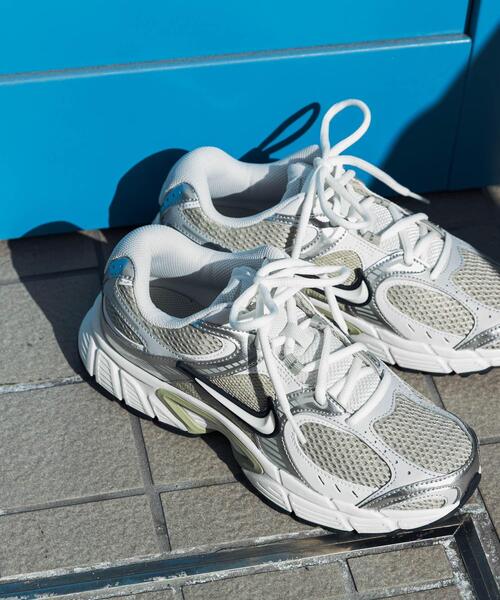 NIKE（ナイキ）の「NIKE　V5 RNR（スニーカー・レディース・ベージュ系その他・24/25/23.5/24.5）」の2枚目の写真