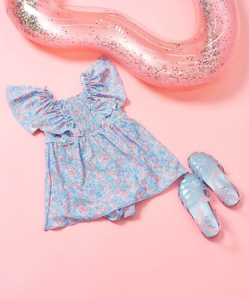 apres les cours(アプレレクール)の「【UVカット】シャーリングフリルワンピース水着_ジュニア対応(水着・キッズ・ピンク/レッド/ブラック/サックスブルー/オレンジ/イエロー・80/90/100/110/120/130/140)」の3枚目の写真