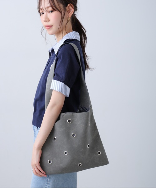 FREE'S MART（フリーズマート）の「◆ハトメワンショルダーバッグ（トートバッグ・レディース・グレー/ブラック・ﾌﾘ-）」の2枚目の写真