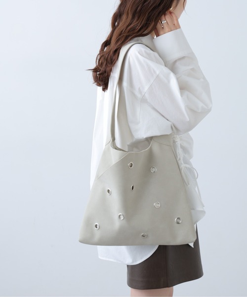 FREE'S MART（フリーズマート）の「◆ハトメワンショルダーバッグ（トートバッグ・レディース・グレー/ブラック・ﾌﾘ-）」の3枚目の写真