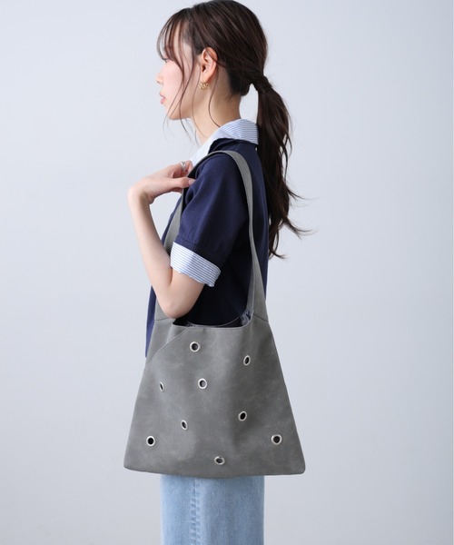 FREE'S MART（フリーズマート）の「◆ハトメワンショルダーバッグ（トートバッグ・レディース・グレー/ブラック・ﾌﾘ-）」の4枚目の写真