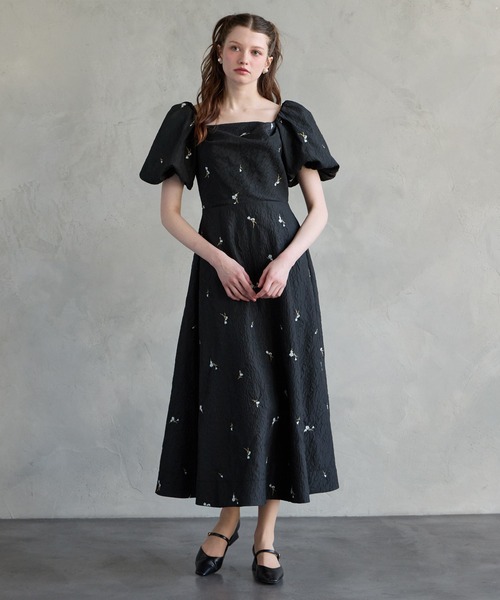 AIMER（エメ）の「3WAYスリーブフラワー刺繍ジャカードフィット&フレアパーティードレス　結婚式　お呼ばれ　ドレス　20代 30代（ドレス・レディース・ベージュ/ブラック/グレー・MEDIUM）」の4枚目の写真