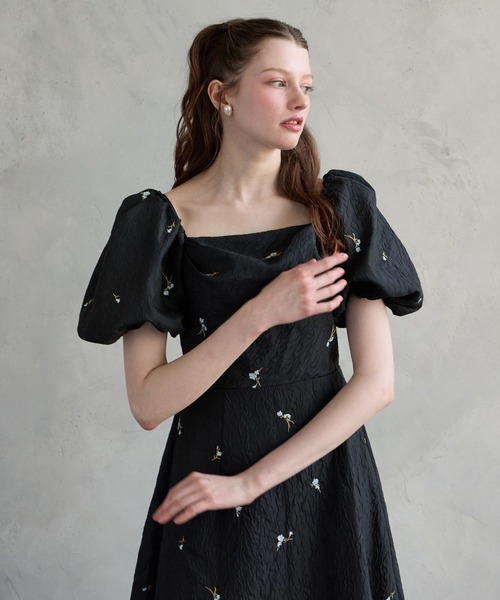 AIMER（エメ）の「3WAYスリーブフラワー刺繍ジャカードフィット&フレアパーティードレス　結婚式　お呼ばれ　ドレス　20代 30代（ドレス・レディース・ベージュ/ブラック/グレー・MEDIUM）」の5枚目の写真