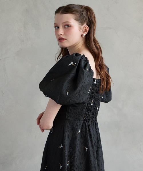 AIMER（エメ）の「3WAYスリーブフラワー刺繍ジャカードフィット&フレアパーティードレス　結婚式　お呼ばれ　ドレス　20代 30代（ドレス・レディース・ベージュ/ブラック/グレー・MEDIUM）」の6枚目の写真
