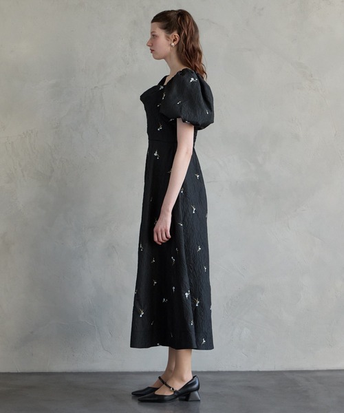 AIMER（エメ）の「3WAYスリーブフラワー刺繍ジャカードフィット&フレアパーティードレス　結婚式　お呼ばれ　ドレス　20代 30代（ドレス・レディース・ベージュ/ブラック/グレー・MEDIUM）」の20枚目の写真