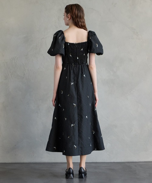 AIMER（エメ）の「3WAYスリーブフラワー刺繍ジャカードフィット&フレアパーティードレス　結婚式　お呼ばれ　ドレス　20代 30代（ドレス・レディース・ベージュ/ブラック/グレー・MEDIUM）」の21枚目の写真