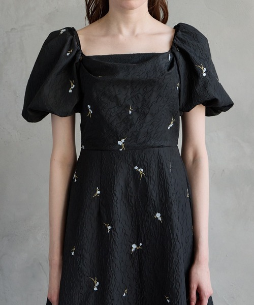 AIMER（エメ）の「3WAYスリーブフラワー刺繍ジャカードフィット&フレアパーティードレス　結婚式　お呼ばれ　ドレス　20代 30代（ドレス・レディース・ベージュ/ブラック/グレー・MEDIUM）」の22枚目の写真