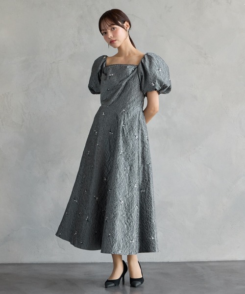 AIMER（エメ）の「3WAYスリーブフラワー刺繍ジャカードフィット&フレアパーティードレス　結婚式　お呼ばれ　ドレス　20代 30代（ドレス・レディース・ベージュ/ブラック/グレー・MEDIUM）」の10枚目の写真