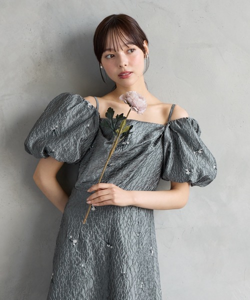AIMER（エメ）の「3WAYスリーブフラワー刺繍ジャカードフィット&フレアパーティードレス　結婚式　お呼ばれ　ドレス　20代 30代（ドレス・レディース・ベージュ/ブラック/グレー・MEDIUM）」の13枚目の写真