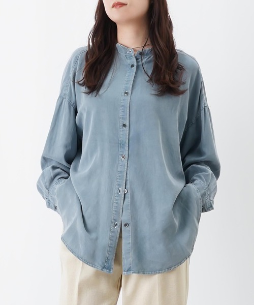 LUCA/LADY LUCK LUCA（ルカ/レディラックルカ）の「LC/LLL テンセルデニムBACKギャザーシャツ/オーバーサイズシャツ（シャツ/ブラウス・レディース・ネイビー/ライトブルー・FREE）」の2枚目の写真