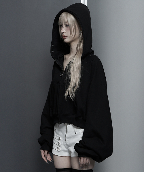 ETRE AU SOMMET(エトレオソメ)の「Hotfix Detail Cropped Two-Way Zip Hoodie (Black)(パーカー・レディース・ブラック・FREE)」の2枚目の写真
