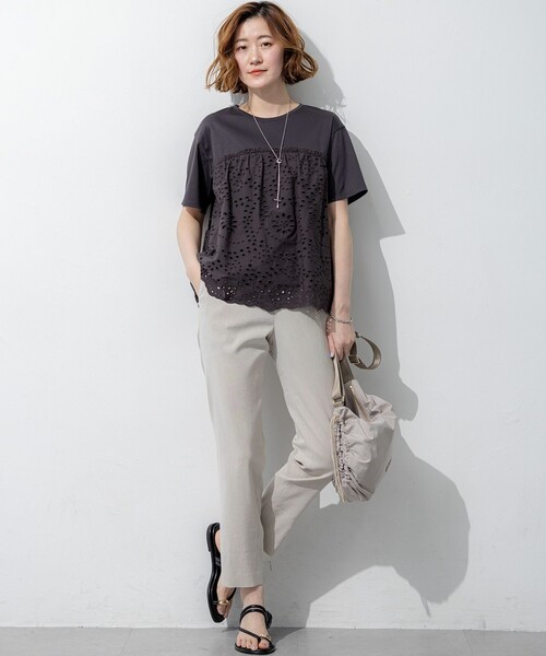 23区(ニジュウサンク)の「カットワークエンブロイダリー スカラップヘム トップス(Tシャツ/カットソー・レディース・ダークブラウン系/ブラック系/黄土色系/ホワイト系・38/40)」の22枚目の写真