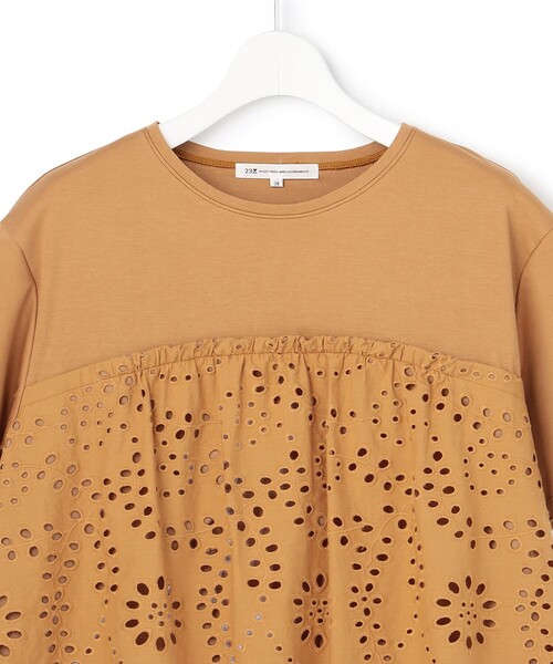 23区(ニジュウサンク)の「カットワークエンブロイダリー スカラップヘム トップス(Tシャツ/カットソー・レディース・ダークブラウン系/ブラック系/黄土色系/ホワイト系・38/40)」の8枚目の写真