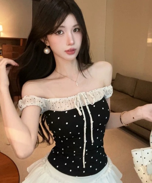 Ritzy(リッツィー)の「ドット柄 オフショルダー配色 Tシャツ(Tシャツ/カットソー・レディース・ブラック・M)」の1枚目の写真