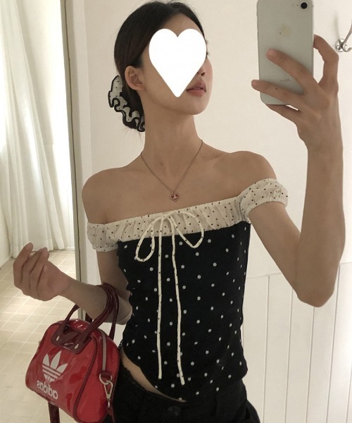 Ritzy(リッツィー)の「ドット柄 オフショルダー配色 Tシャツ(Tシャツ/カットソー・レディース・ブラック・M)」の5枚目の写真